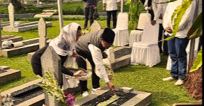 Puan Maharani Bersama Cak Imin Berziarah ke Makam Taufiq Kiemas di TMP Kalibata